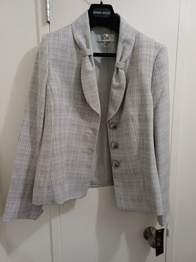 2 Piece NWT Le Suit Women's Light Silver Suit (Blazer and Skirt)